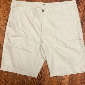 New Men’s shorts Old Navy size 40. 100 percent cotton. Side & back pockets.